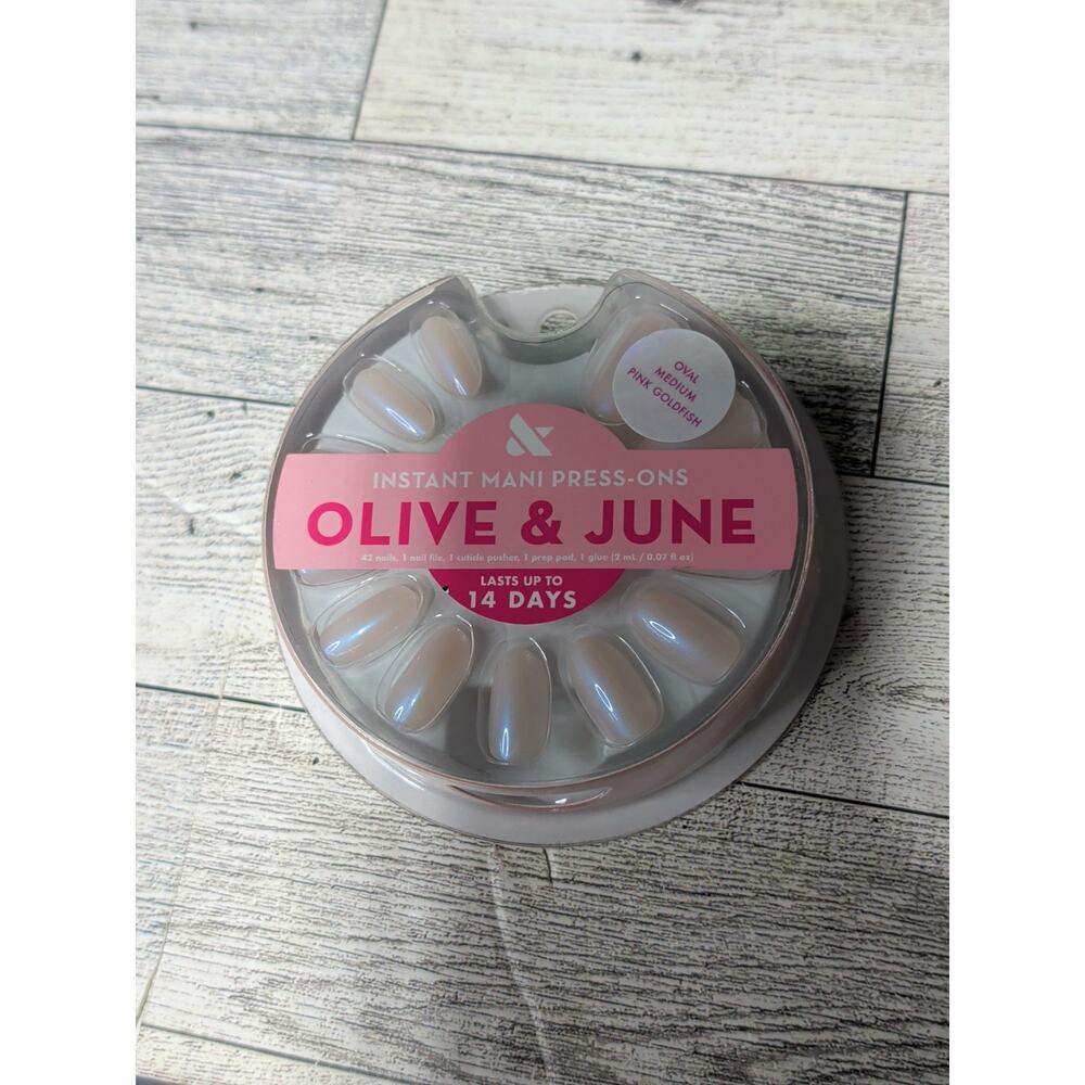 4 X Olive & June Instant Mani Press‑On Nails – Pink Goldfish – Medium
